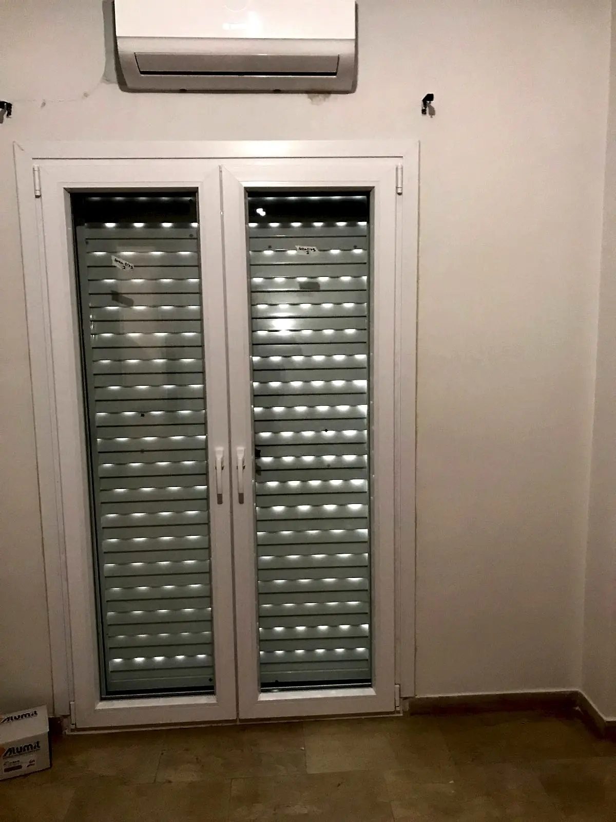 Λευκή δίφυλλη μπαλκονόπορτα με ενσωματωμένο ρολό